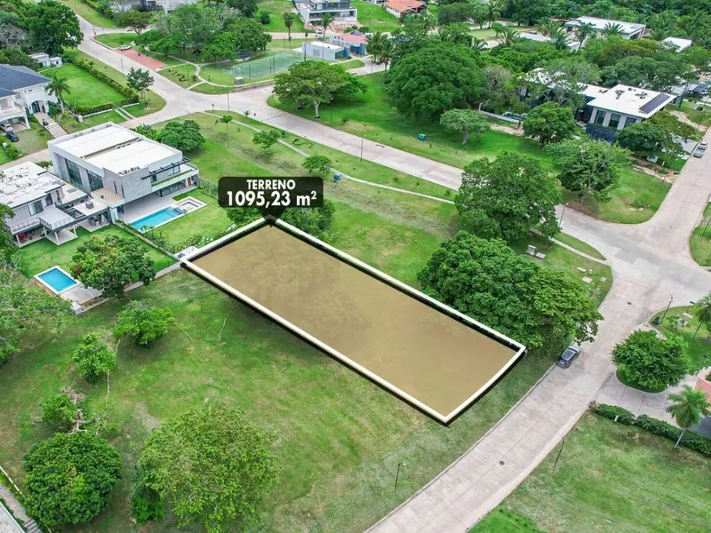 Terreno de 1.095 m² en venta en La Hacienda del Urubó: foto 1 de 7