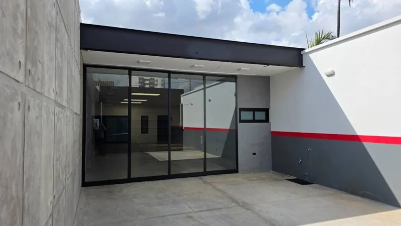 Local comercial en venta en la Zona Este, sobre la Av. Guapay: foto 2 de 7