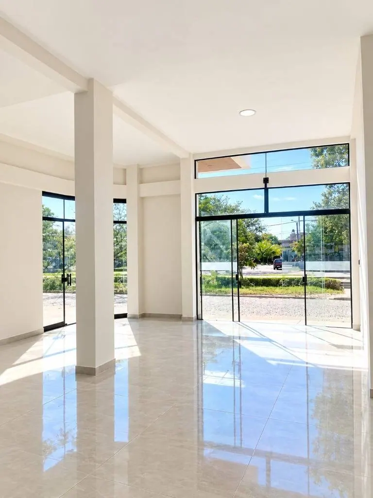 90 m² commercial space for rent on a corner on Radial 17 1/2: foto 3 de 4
