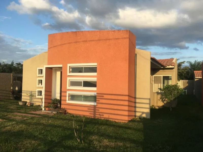 Casa de 3 dormitorios en venta en Cotoca, terreno de 437,22 m²