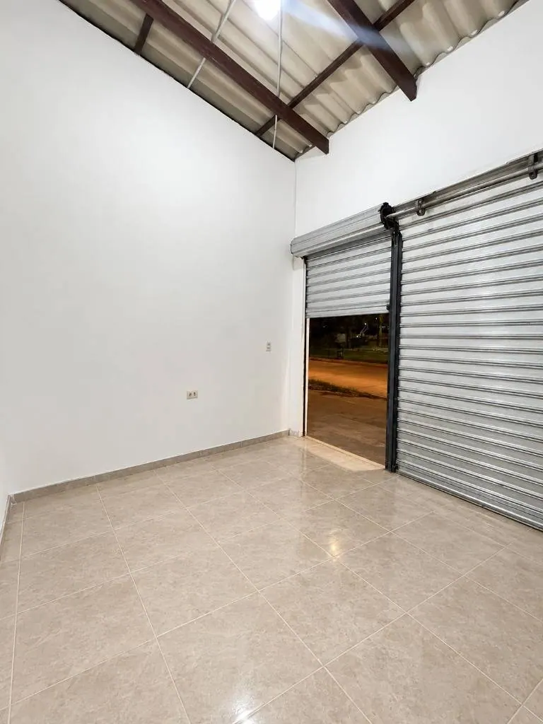 Local comercial de 30 m² en alquiler frente a plaza, Zona Oeste: foto 1 de 2