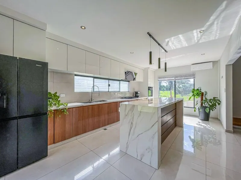 Casa de 3 dormitorios en venta en el condominio Urubó Golf: foto 2 de 21