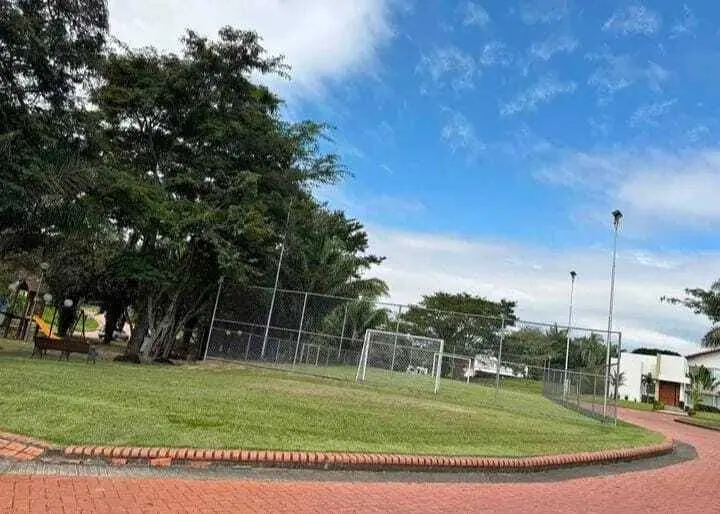 Terreno de 963,96 m² en venta en el condominio La Floresta, Urubó: foto 4 de 5