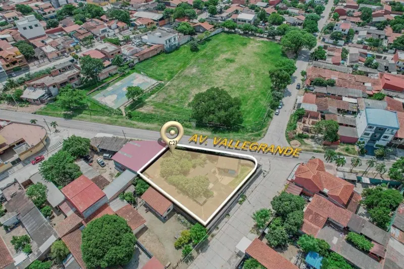 Corner lot of 743 m² for sale on Av. Vallegrande