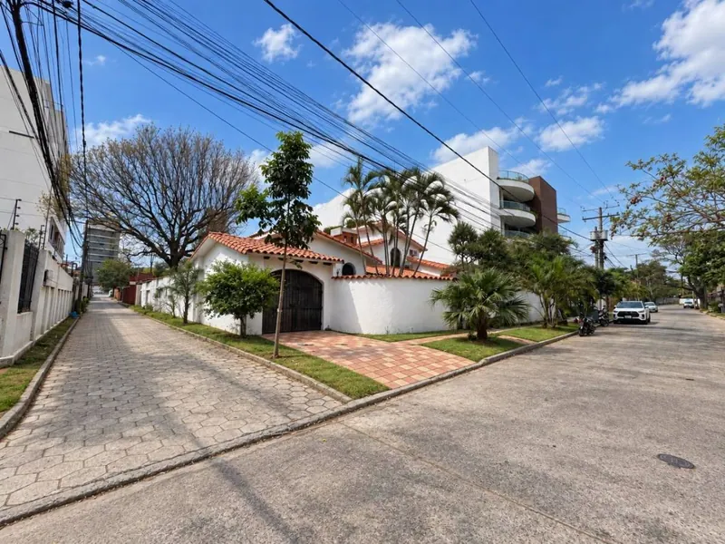 Corner house for rent in Los Cusis, commercial use