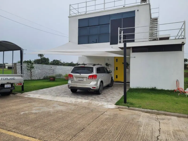 Casa de 4 dormitorios en venta en el condominio Lomas del Sur, Urubó