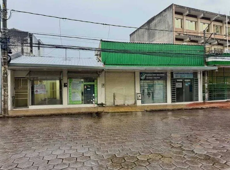 Galería con 11 locales comerciales en venta sobre la calle Bolívar