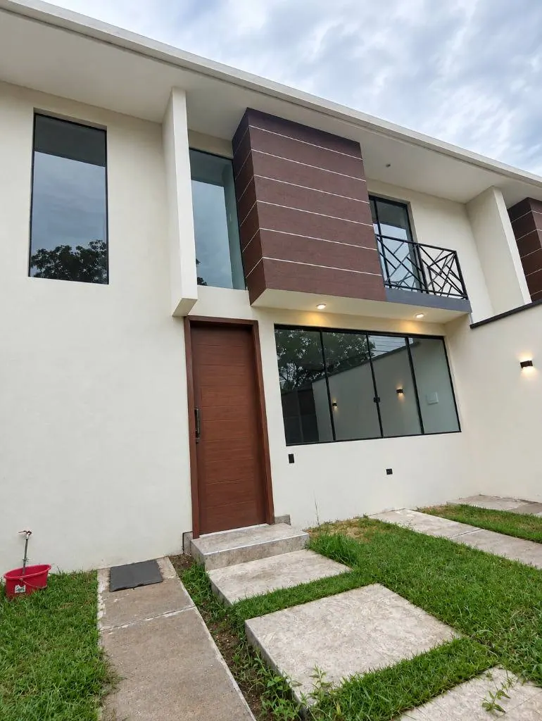 Casa de 3 dormitorios en venta en el condominio Villegas Garden: foto 2 de 16