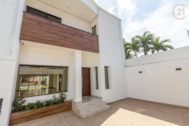 Casa de 3 dormitorios con piscina en venta en Equipetrol