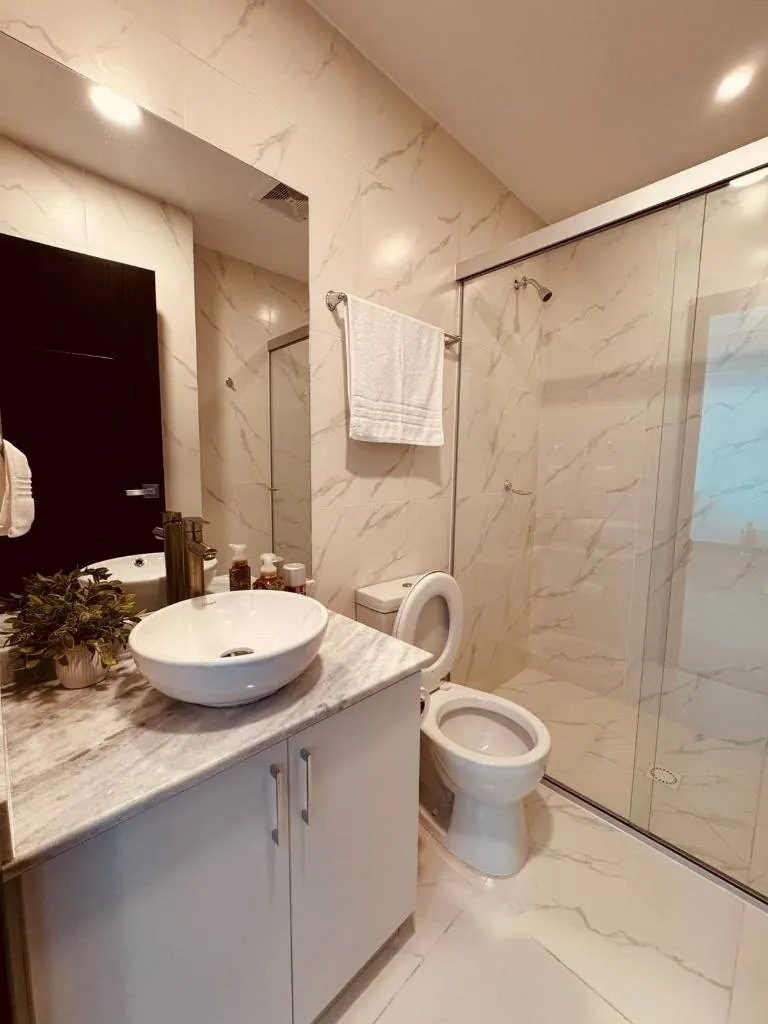 Departamento amoblado de 2 dormitorios en venta en Mar Adentro, Urubó: foto 8 de 9