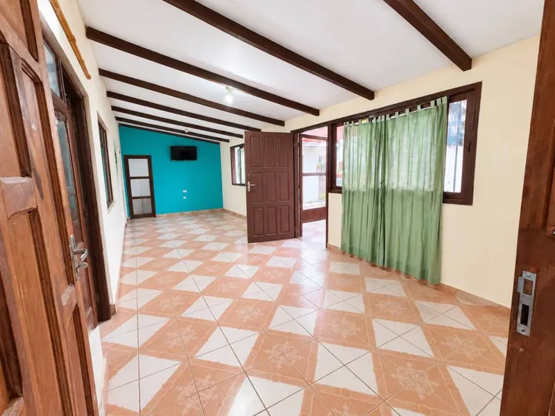 Casa de 3 dormitorios con local comercial en venta en la Zona Sur: foto 1 de 10