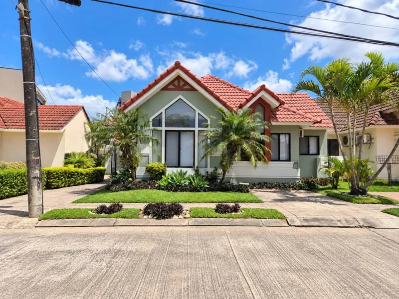 Casa de 3 dormitorios en venta en el condominio Centurias, Av. Banzer