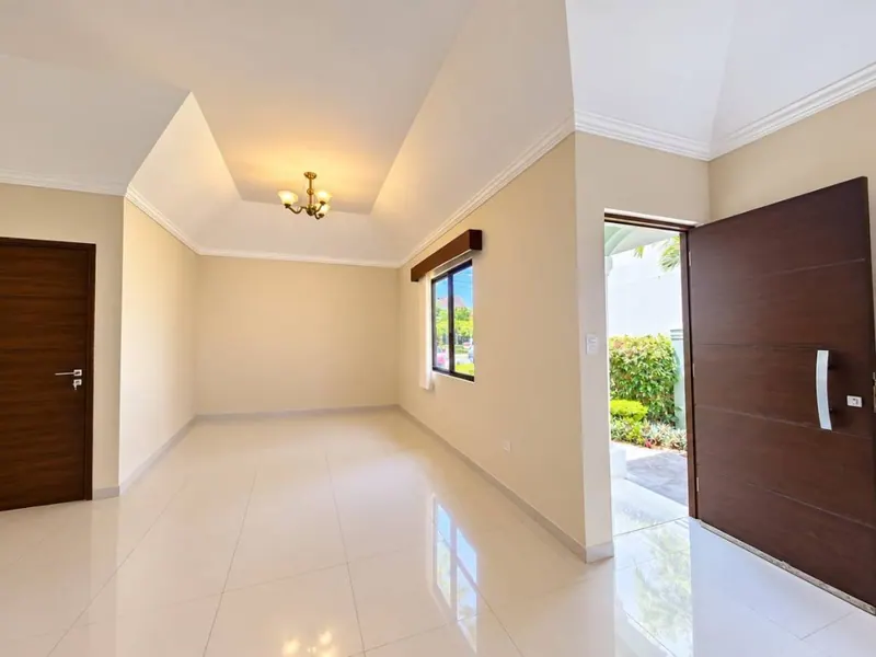 3-bedroom house for sale in the Centurias gated community, Av. Banzer: foto 4 de 24