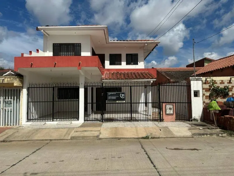 Casa de 3 dormitorios en venta en la urbanización Cotoca, Zona Este