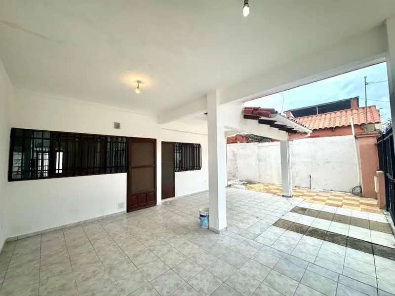 Casa de 3 dormitorios en venta en la urbanización Cotoca, Zona Este: foto 3 de 23
