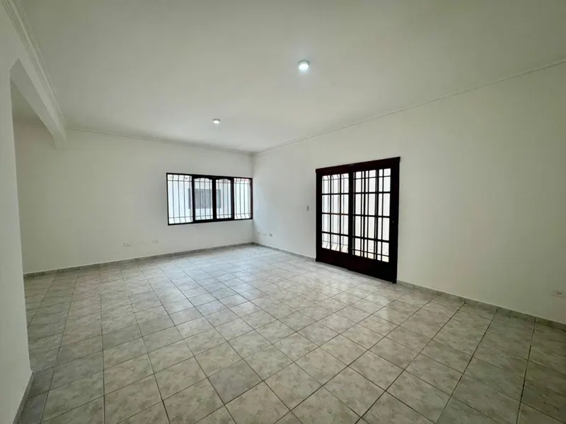 Casa de 3 dormitorios en venta en la urbanización Cotoca, Zona Este: foto 4 de 23