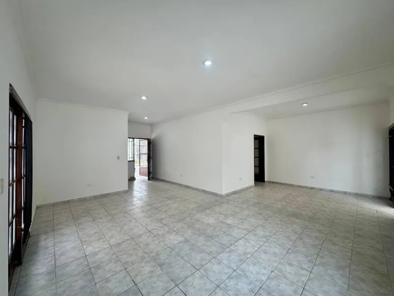 Casa de 3 dormitorios en venta en la urbanización Cotoca, Zona Este: foto 6 de 23