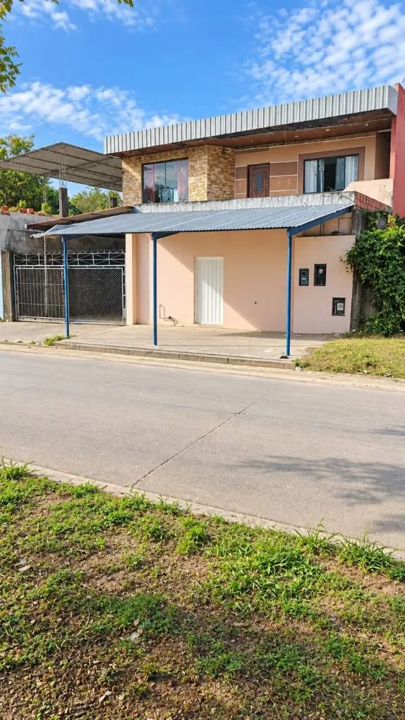 Casa de 2 plantas con taller mecánico en venta en la Zona Este