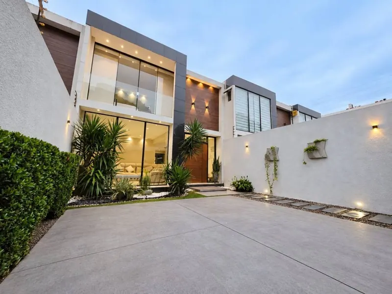 Casa de 3 dormitorios en venta en la Zona Norte, av. Banzer: foto 1 de 15
