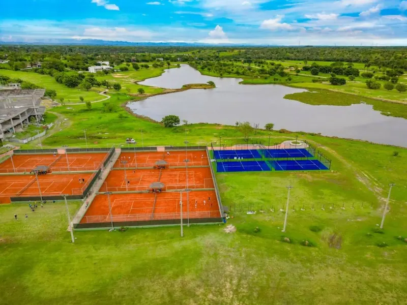 Terreno de 1.236,08 m² en venta en Urubó Golf, con acción incluida