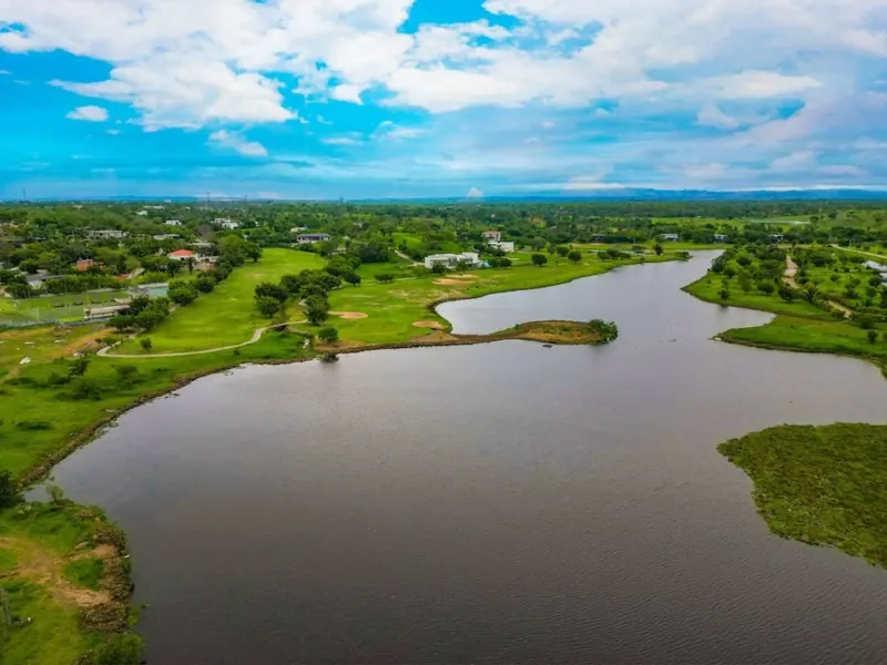 Terreno de 1.236,08 m² en venta en Urubó Golf, con acción incluida: foto 4 de 5