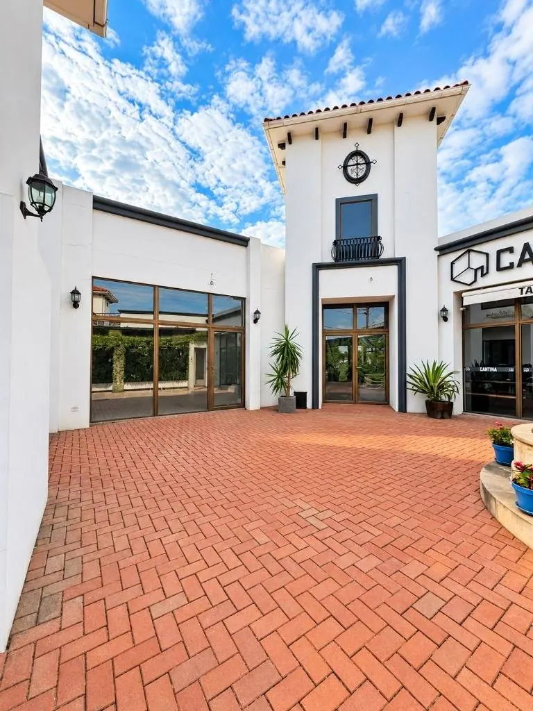 Local comercial de 157 m² en alquiler en Villa Bonita, Urubó: foto 2 de 9