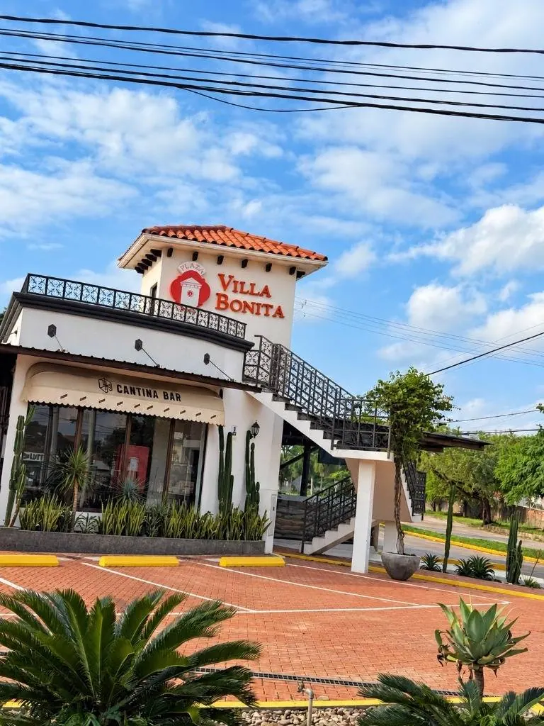 Local comercial de 157 m² en alquiler en Villa Bonita, Urubó: foto 3 de 9
