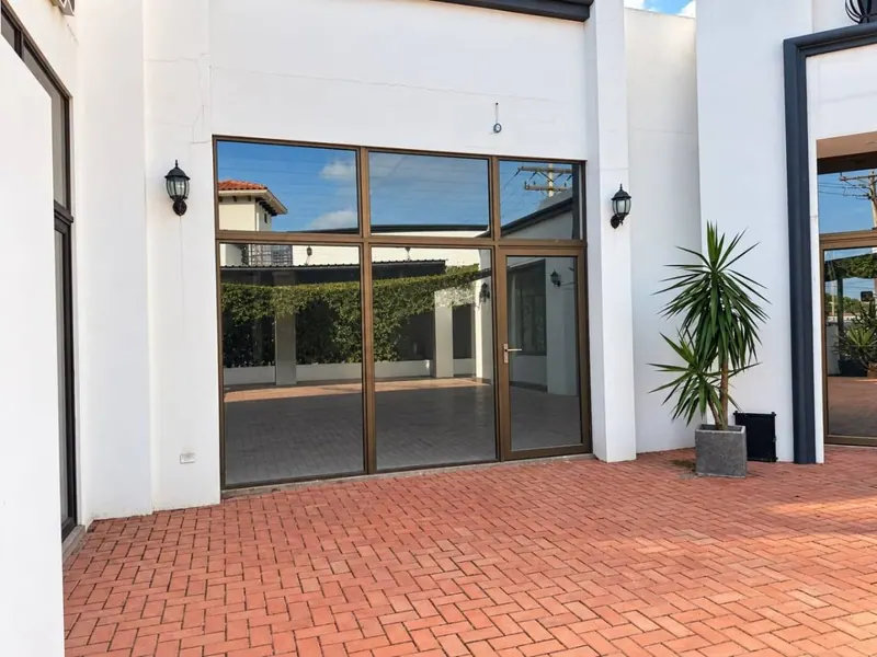 Local comercial de 157 m² en alquiler en Villa Bonita, Urubó: foto 4 de 9