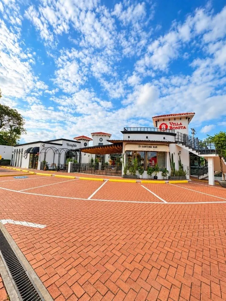 Local comercial de 157 m² en alquiler en Villa Bonita, Urubó: foto 6 de 9