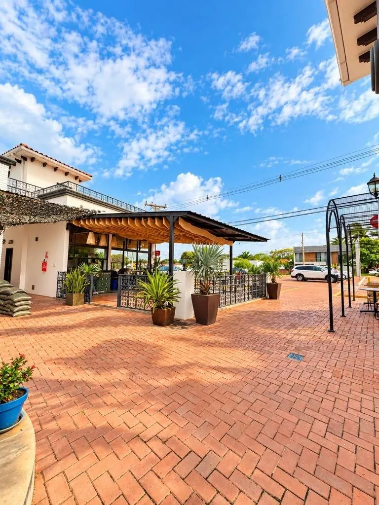 Local comercial de 157 m² en alquiler en Villa Bonita, Urubó: foto 7 de 9