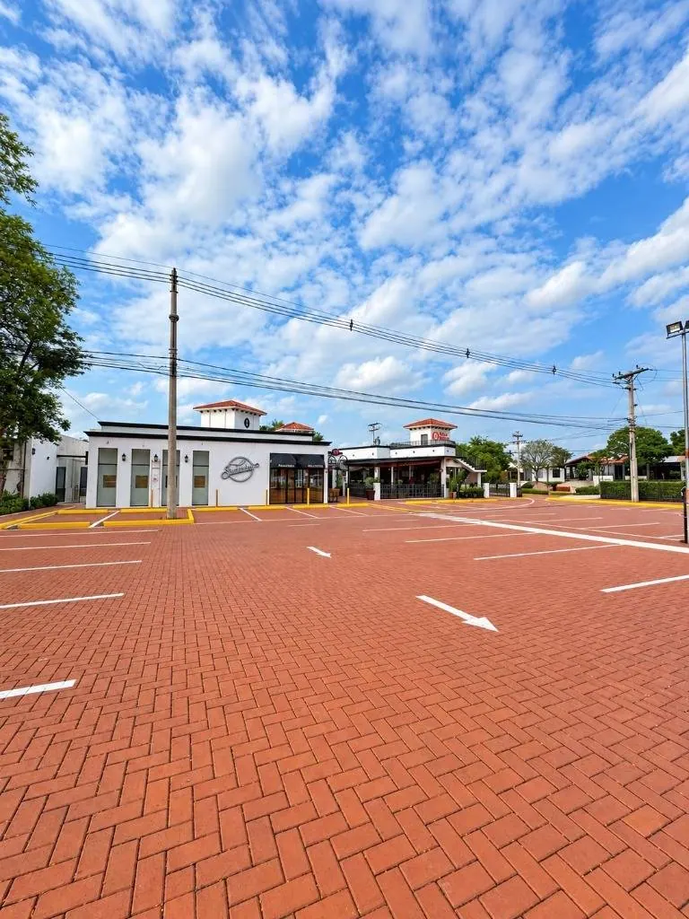 Local comercial de 157 m² en alquiler en Villa Bonita, Urubó: foto 9 de 9