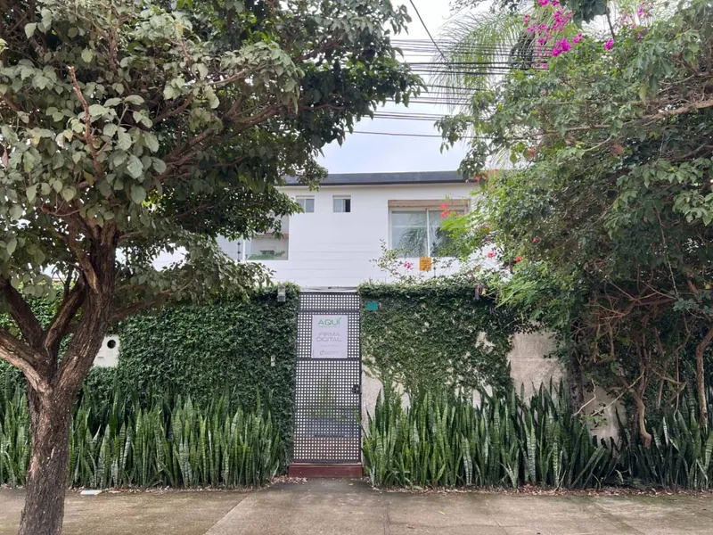 Casa con oficina independiente en venta en la Av. Roca y Coronado: foto 1 de 17