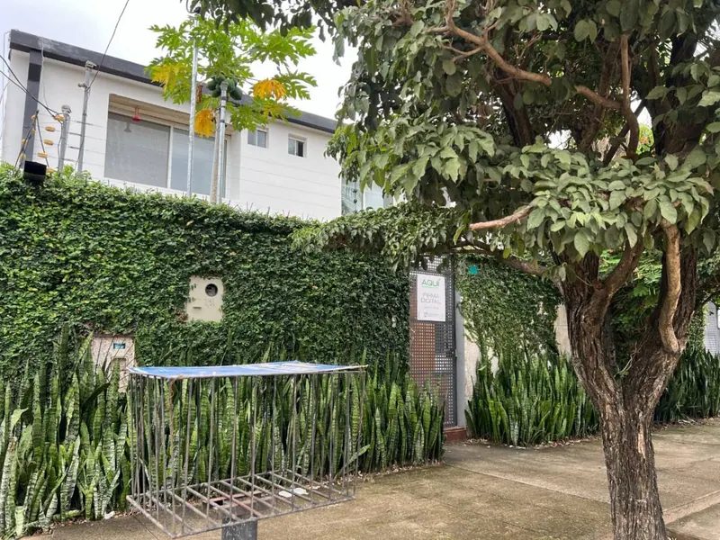 Casa con oficina independiente en venta en la Av. Roca y Coronado: foto 2 de 17