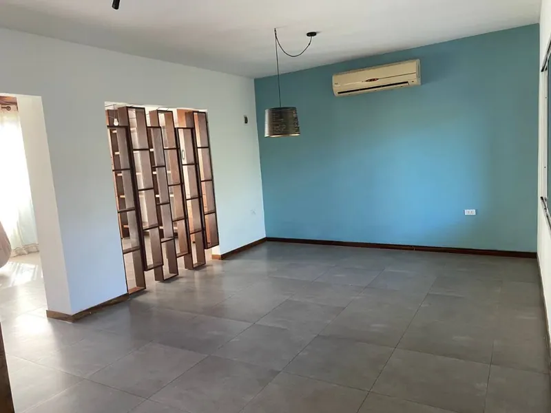 Casa con oficina independiente en venta en la Av. Roca y Coronado: foto 3 de 17