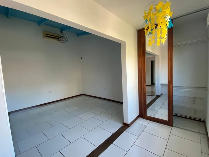 Casa con oficina independiente en venta en la Av. Roca y Coronado: foto 9 de 17