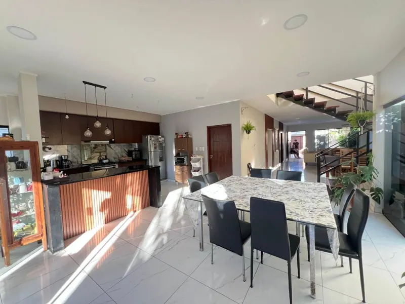 Casa de 5 dormitorios con piscina en venta en la Av. Beni, Zona Norte
