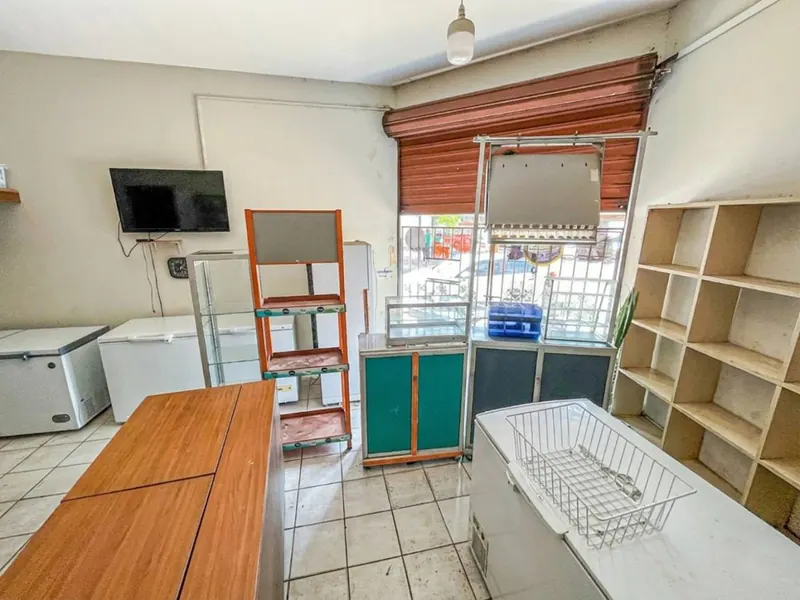 Casa de uso comercial en esquina en venta en la Av. Tarumá, Zona Oeste: foto 7 de 14