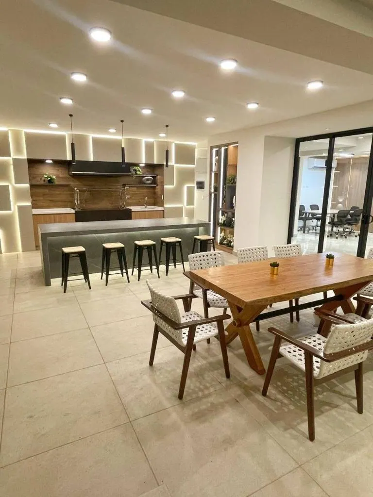 Departamento de 2 dormitorios en alquiler en Impera Tower, Equipetrol: foto 1 de 10