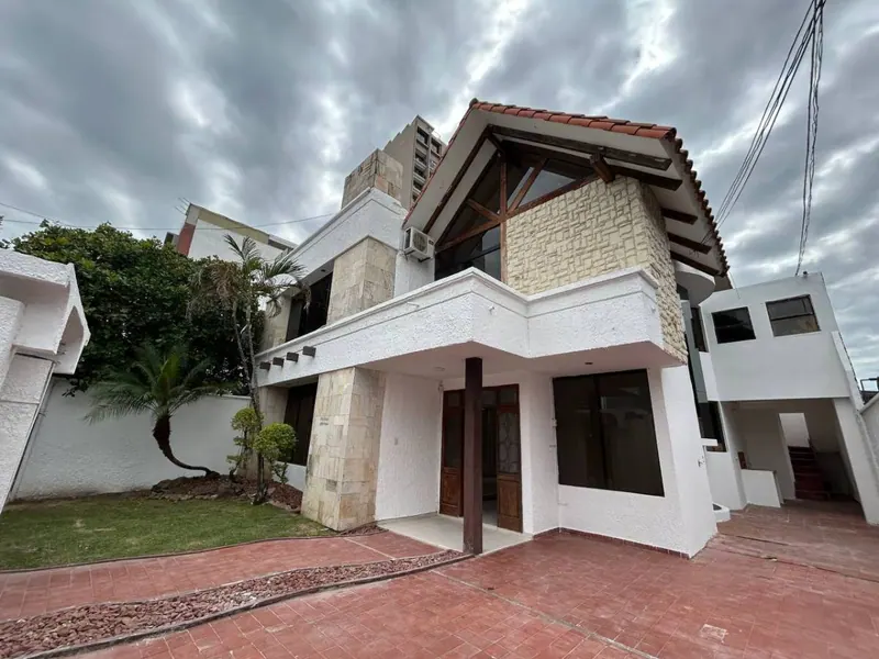 Casa de 3 dormitorios en venta en Equipetrol, barrio Brígida