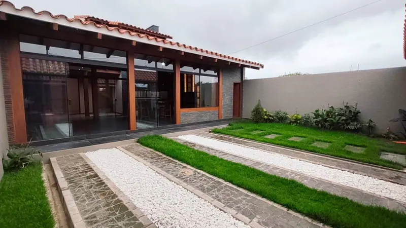 Casa a estrenar de 4 dormitorios en venta en Cotoca, 240 m²