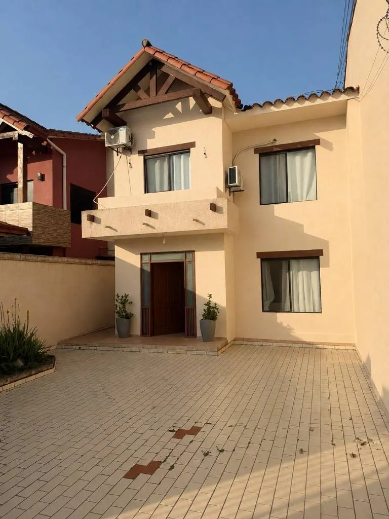 Casa de 4 dormitorios en venta sobre la avenida Alemania, Zona Norte