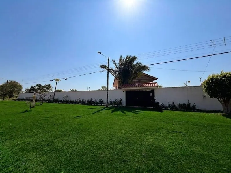 Casa de dos plantas amoblada con piscina en venta en la Zona Sur