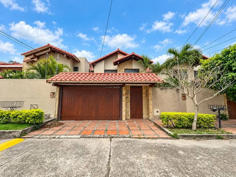 Casa de 4 dormitorios en venta en el Barrio Aeronáutico, Zona Sur