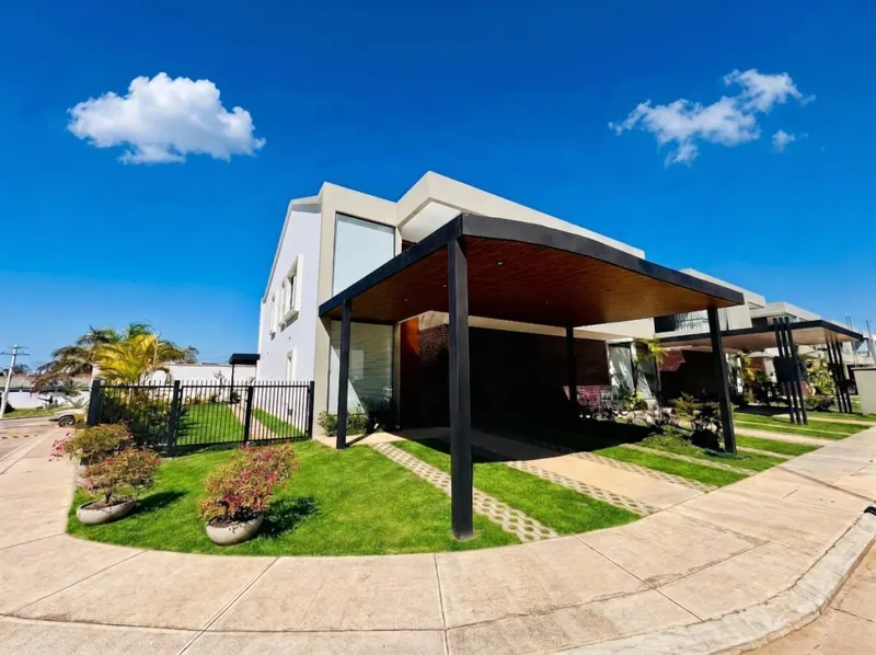 Casa de 5 dormitorios en esquina en venta en el condominio Urubó Nord