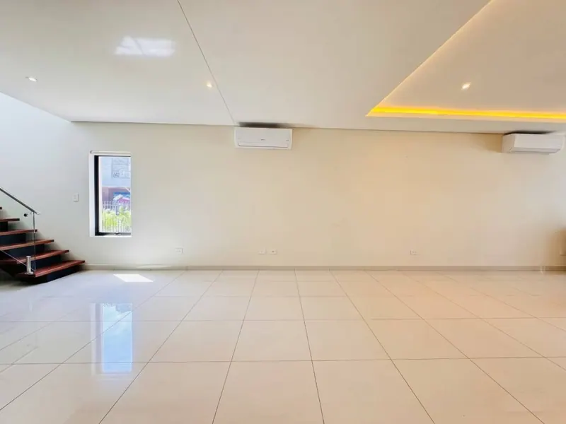 Casa de 5 dormitorios en esquina en venta en el condominio Urubó Nord: foto 3 de 27