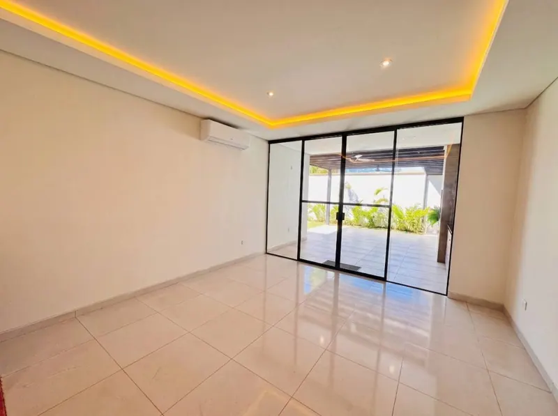 Casa de 5 dormitorios en esquina en venta en el condominio Urubó Nord: foto 6 de 27
