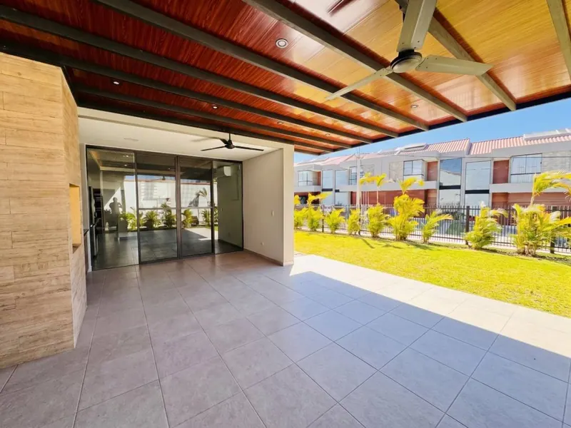 Casa de 5 dormitorios en esquina en venta en el condominio Urubó Nord: foto 17 de 27
