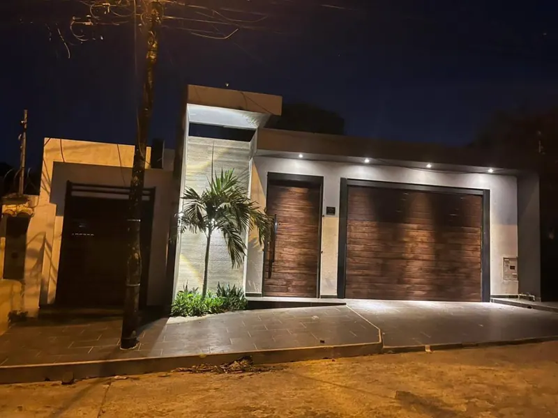 Casa con dos departamentos y local comercial en venta en Alto San