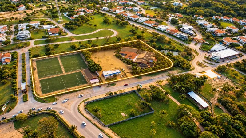 Terreno en esquina de 15.398,22 m² en venta en el Urubó