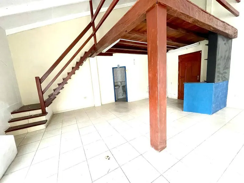 Local comercial en esquina con mezanine en alquiler en el Centro: foto 2 de 10